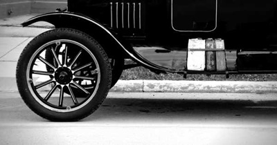 A black & white photo of a spoked Model T Roadster tire